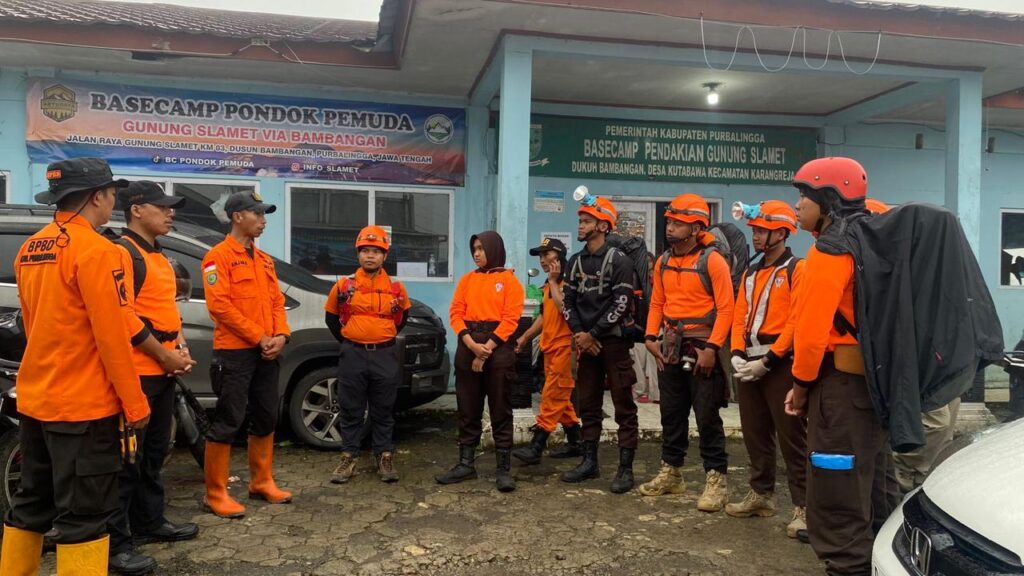 team sar gunung slamet